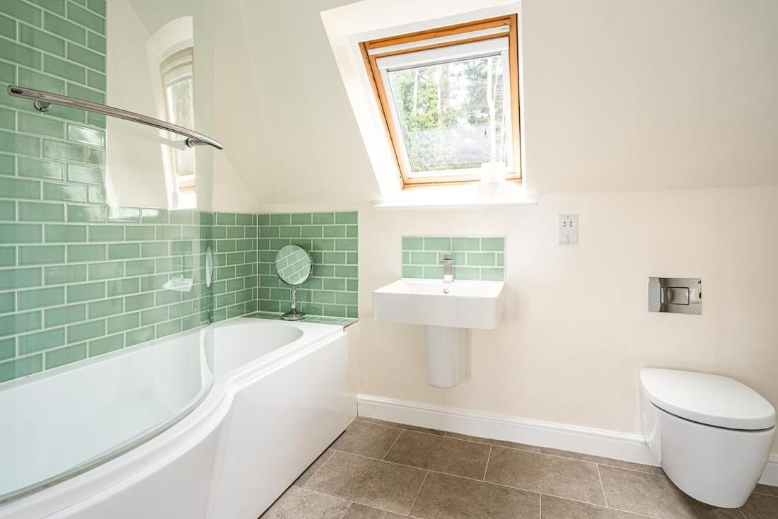 Spacious 2 Bedroom House With Stunning Views Bath Exterior foto